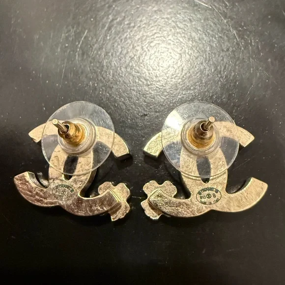 CHANEL Black and Gold Clover Earrings - Picture 6 of 11